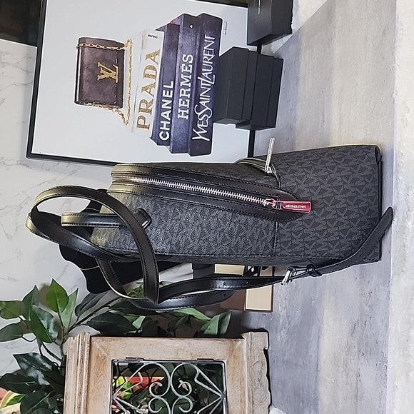 Michael Kors brand Sheila backpack - Picture 3 of 12